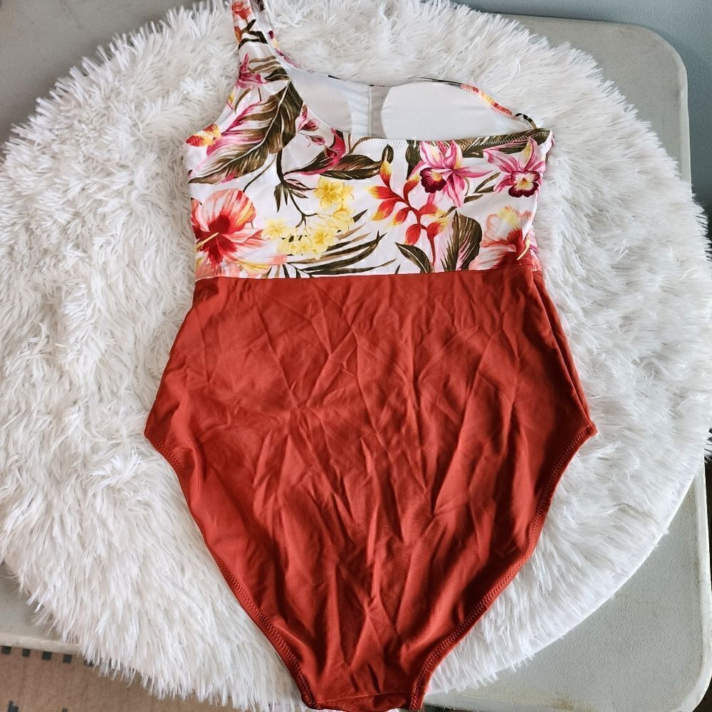 Old Navy One-Shoulder Print/Color Block One-Piece Swimsuit - Picture 2 of 11